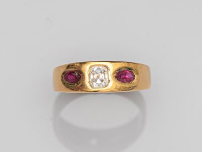 une bague sertie de diamants et de rubis