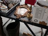 une table avec beaucoup d'objets dans une pièce
