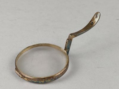 une image représentant une bague en or, vue à la loupe