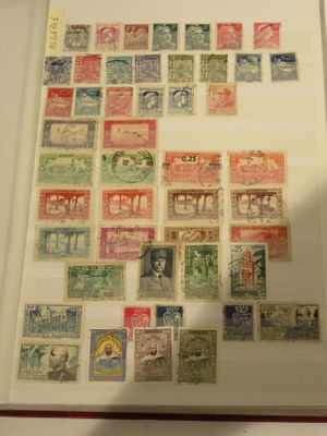 la photo d'un livre portant de nombreux timbres