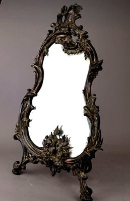un miroir posé sur un pied dans la pièce