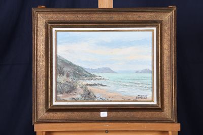 une peinture à l'huile représentant une scène de plage, posée sur un chevalet, avec un fond bleu