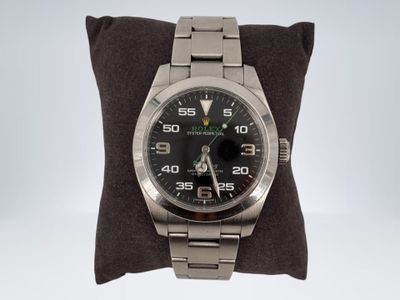 la montre est posée sur un oreiller, sur une surface blanche