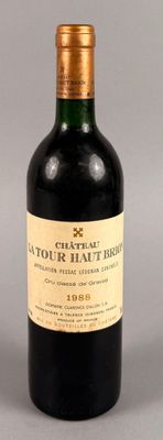 Des bouteilles de vin sont alignées sur une surface grise