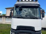 un camion blanc garé dans l'herbe