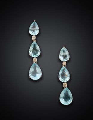 une paire de boucles d'oreilles en aigue-marine et diamants