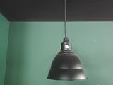 une lampe à lumière noire suspendue au plafond d'un restaurant
