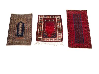 trois tapis orientaux sur fond blanc