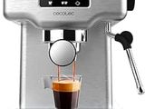 une image représentant une machine à café argentée avec une tasse de café