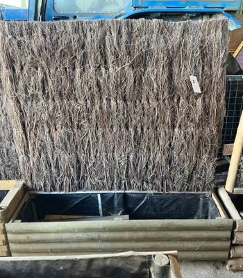 un tas de paille posé sur un tas de bois