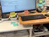 un bureau équipé d'un ordinateur et d'un clavier