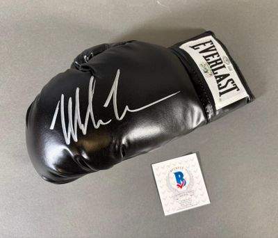 un gant de boxe dédicacé portant le nom d'un boxeur professionnel