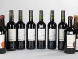 plusieurs bouteilles de vin sont alignées sur une table