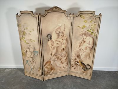 Paravent à trois feuilles en bois mouluré et rechampi, à som…