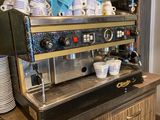 une machine à café posée sur un plan de travail