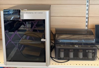 un petit réfrigérateur posé sur une étagère dans un magasin