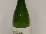 une bouteille de vin posée sur une table