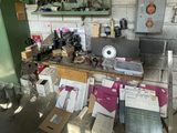 plein de cartons, les uns à côté des autres, sur la table