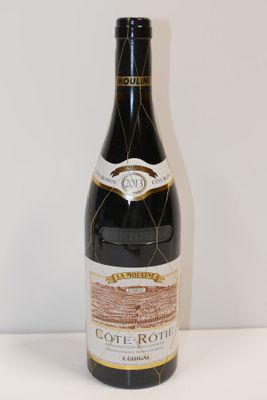 une bouteille de vin posée sur une table