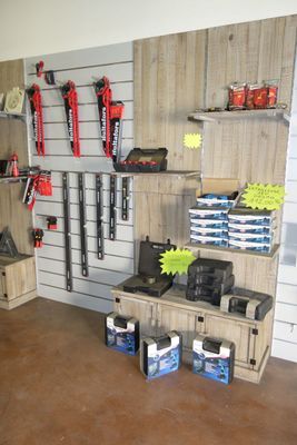 Il y a de nombreux outils accrochés au mur dans ce garage.