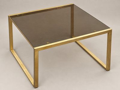 table basse en laiton avec plateau en verre et pieds en métal