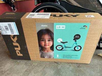 une boîte sur laquelle est représentée une petite fille