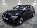 la photo d'une voiture noire garée dans un garage