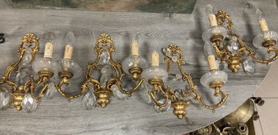 beaucoup de lustres posés sur la table
