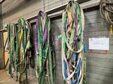 beaucoup de cordes de différentes couleurs accrochées au mur