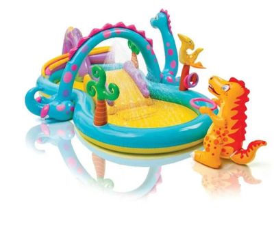 une piscine gonflable avec un toboggan aquatique gonflable et des dinosaures