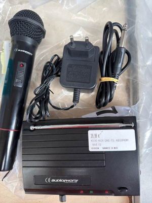 Un microphone main sans fil Audiophony avec accessoires et p…