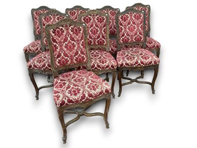 Une suite de huit chaises de style Régence