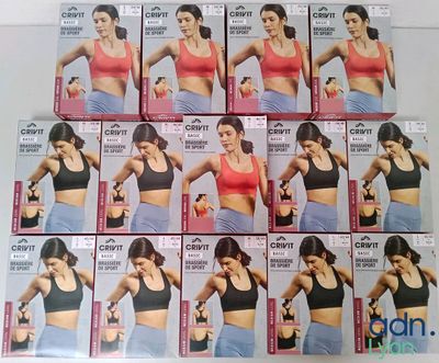 plusieurs photos différentes d'une femme en brassière de sport, d'une femme en brassière de sport, d'une femme en brassière de sport et d'une femme en