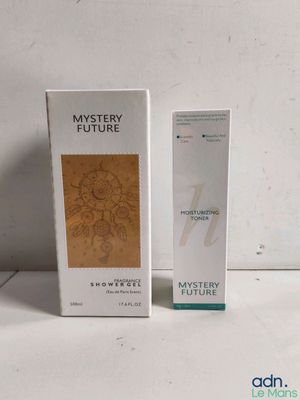 la boîte du parfum est à côté de la boîte du parfum