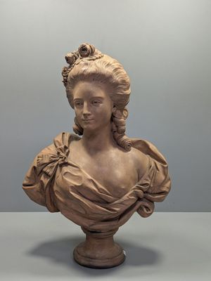 une image représentant le buste d'une femme avec une fleur dans les cheveux
