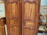 une grande armoire en bois ornée de sculptures