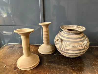 Paire de jarres en terre cuite à décor peint en polychromie de frises. - Photo 1