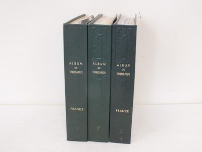 trois livres sont empilés sur une surface blanche