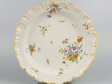 une image représentant une assiette décorée de fleurs et de papillons