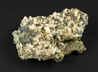 gros plan d'un morceau de roche sur une surface noire