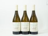 trois bouteilles de vin posées sur une table l'une à côté de l'autre