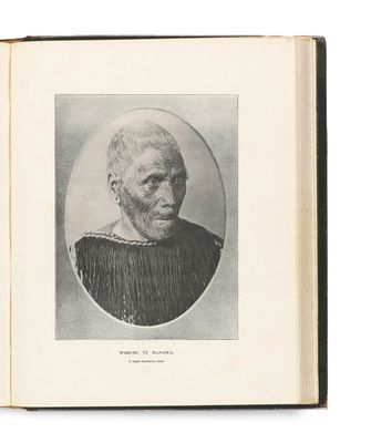 une vieille photo en noir et blanc d'un homme barbu, tirée d'un livre