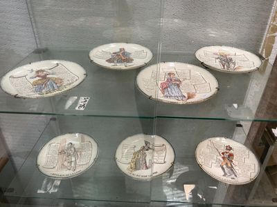 de nombreuses assiettes exposées dans une vitrine
