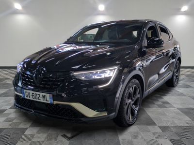 une photo d'une voiture noire dans un showroom