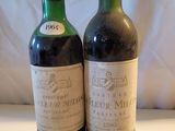 deux bouteilles de vin posées l'une à côté de l'autre sur une table