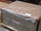 Les cartons sont empilés sur des palettes dans un entrepôt dont les rayonnages sont remplis de cartons