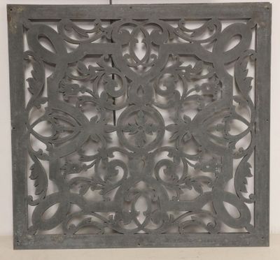 gros plan d'un panneau métallique décoratif sur un mur