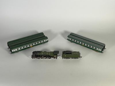 trois petits trains posés sur une surface blanche