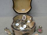 une boîte en bois contenant tout un tas de bijoux