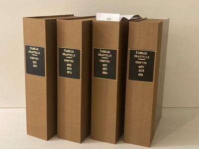 trois livres sont empilés sur une table
